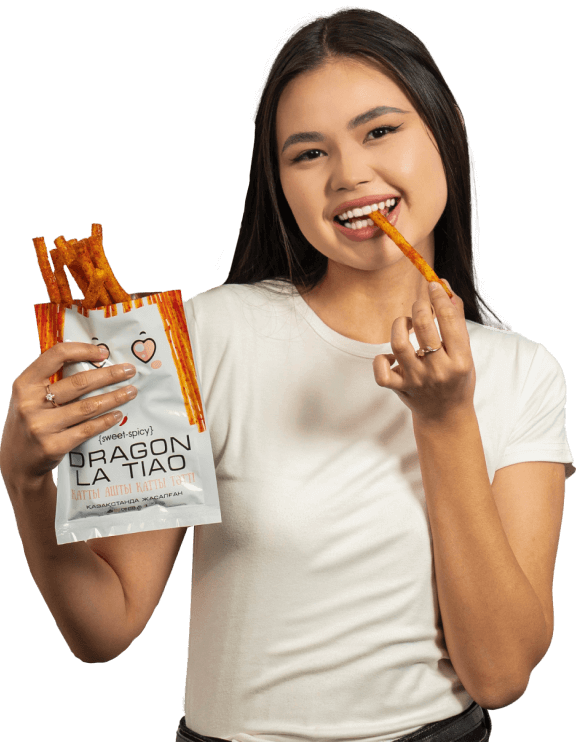 девушка пробует dragon la tiao